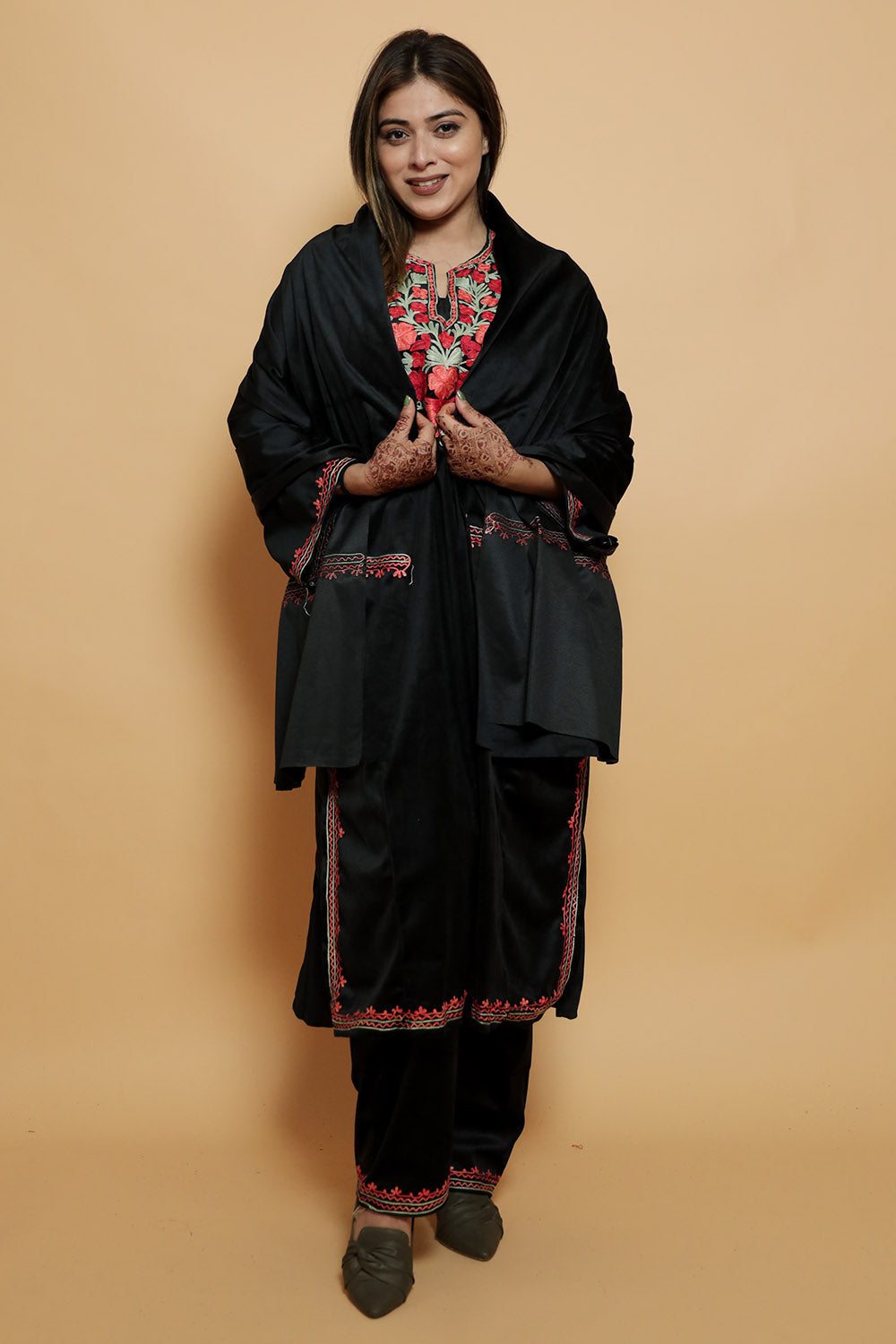 Black Color Kashmiri Pheran Set With Kashida Aari Work