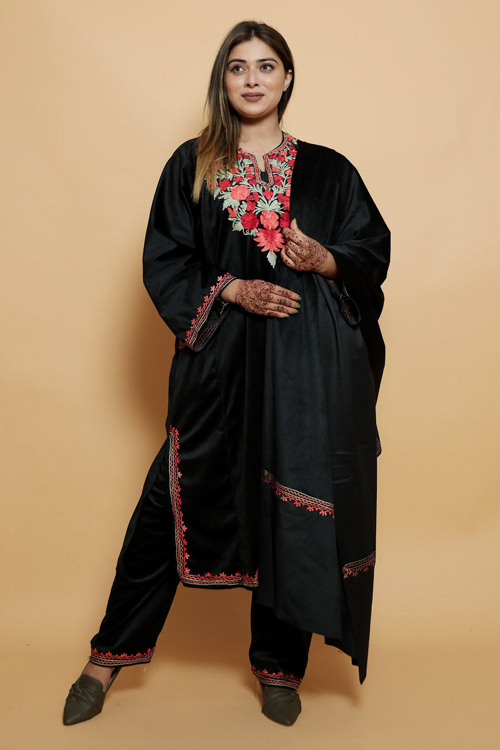 Black Color Kashmiri Pheran Set With Kashida Aari Work