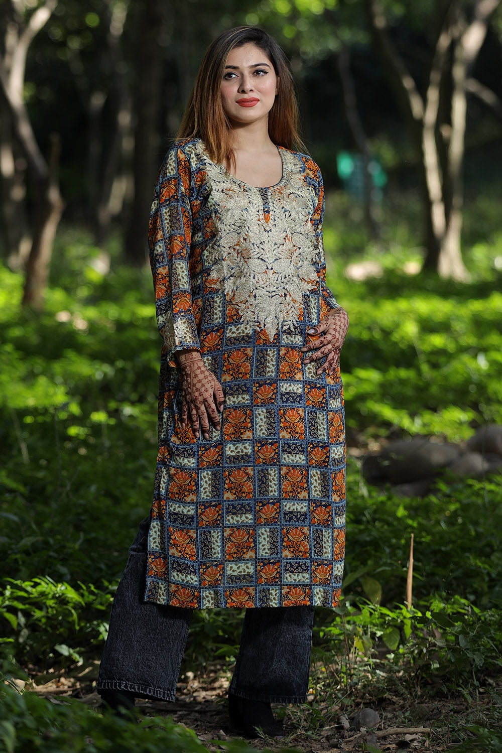 MESMERISING Multi Shade Printed Georgette Kashmiri Tilla