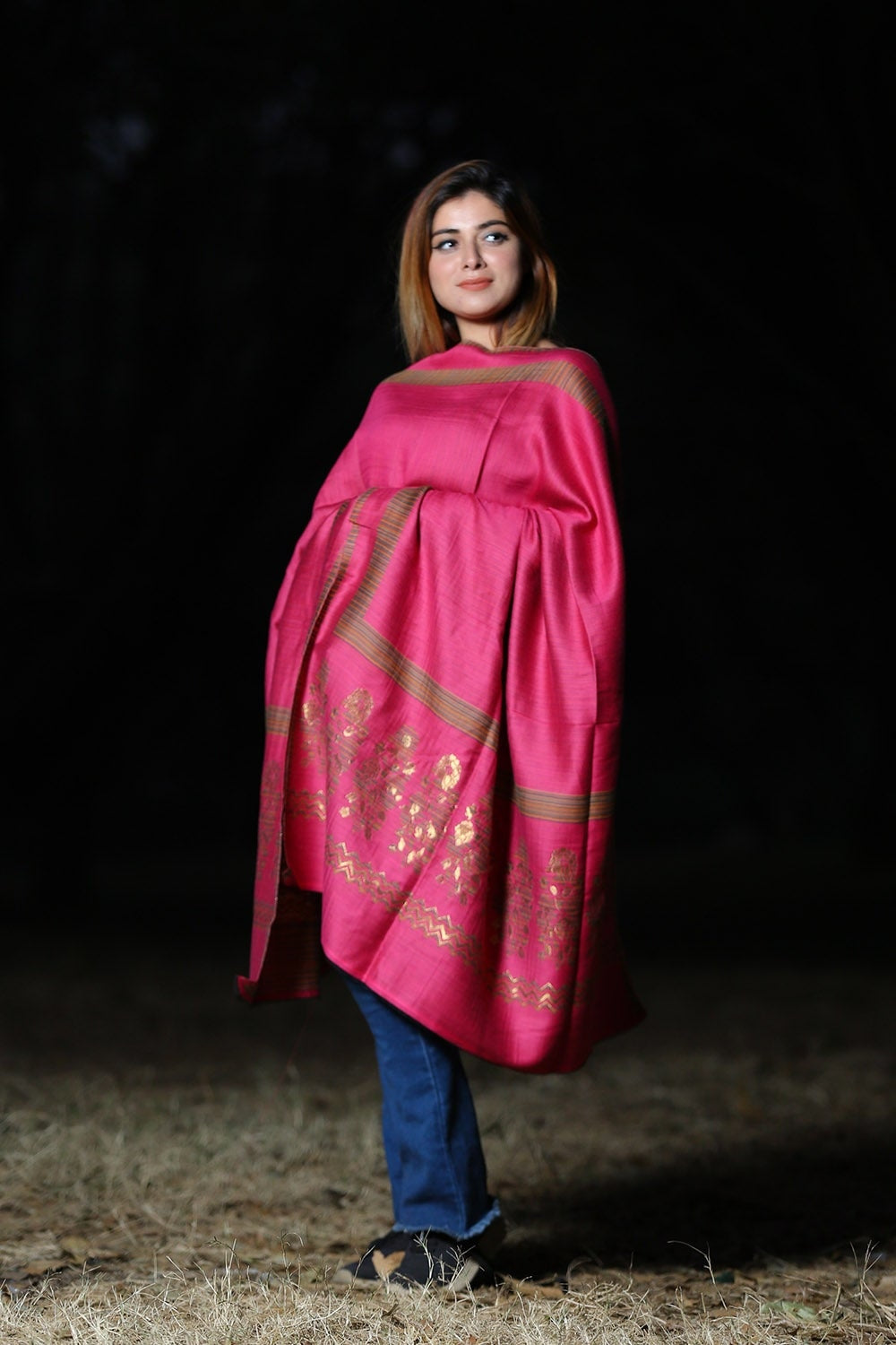 ALLURING FUCHSIA MAGENTA COLOUR ZARI KASHMIRI SHAWL DEFINES