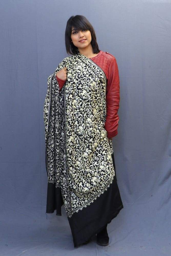 With The Base Of Black Colour This Pastel Rich Jaal Gives