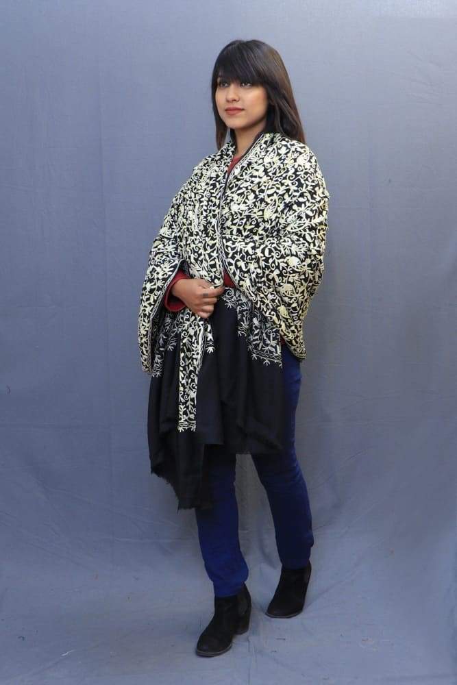 With The Base Of Black Colour This Pastel Rich Jaal Gives