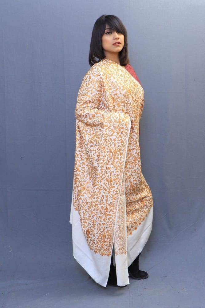 With The Base Of Cream Colour This Yellow Rich Jaal Gives