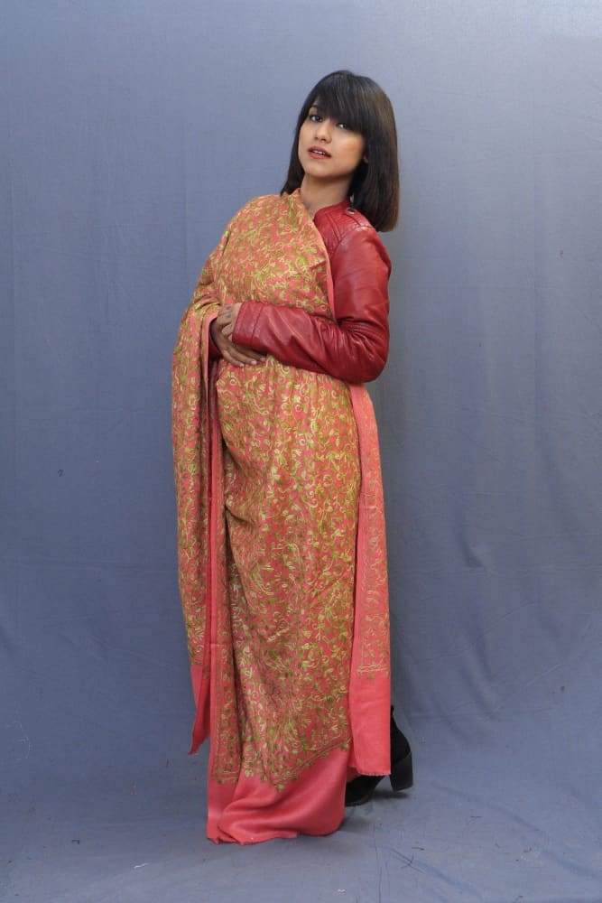 With The Base Of Pink Colour This Green Rich Jaal Gives