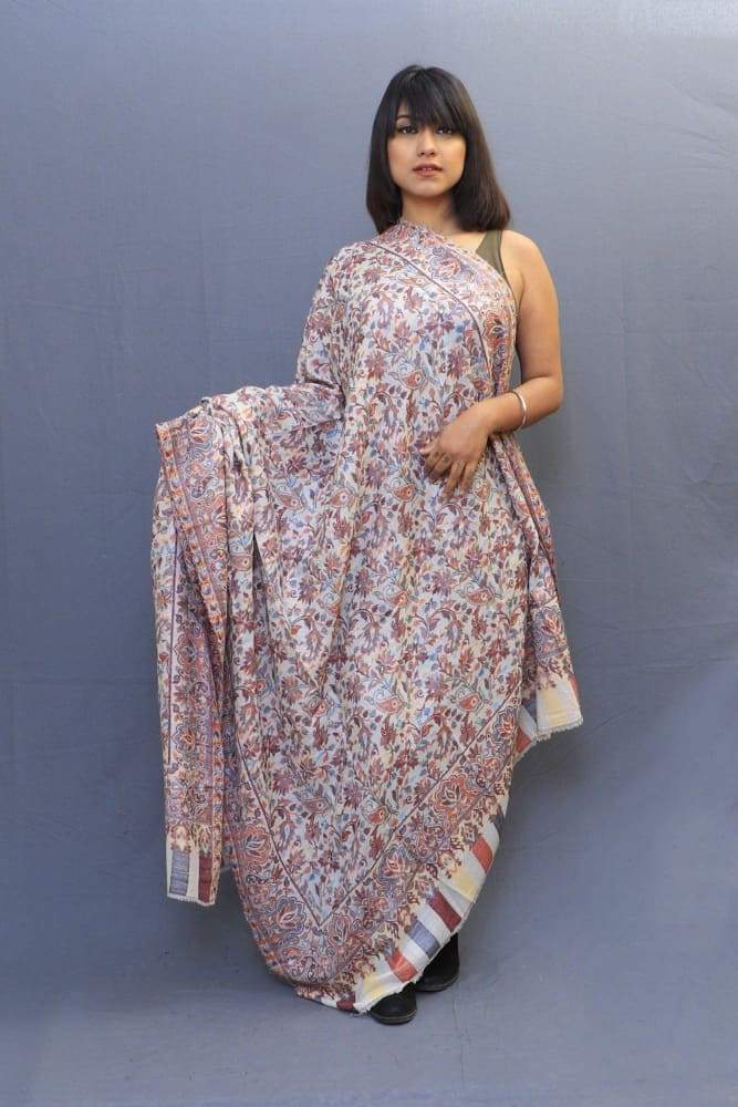 On The Base Of Off White Colour This Dense Kaani Jaal Adds