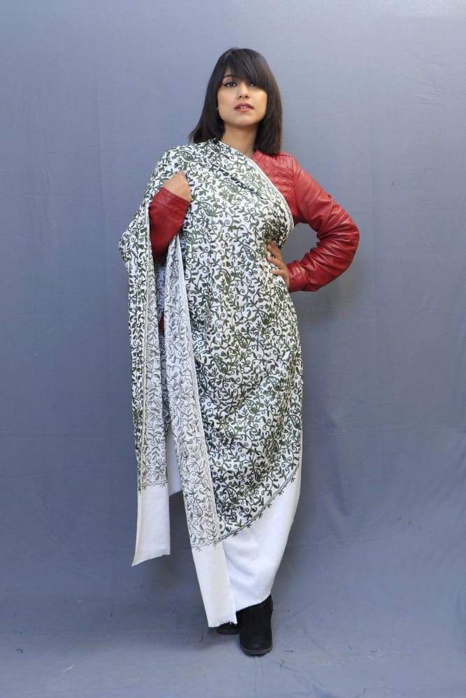 With The Base Of White Colour This Green Rich Jaal Gives