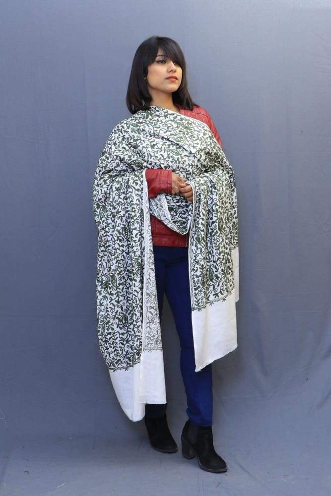 With The Base Of White Colour This Green Rich Jaal Gives