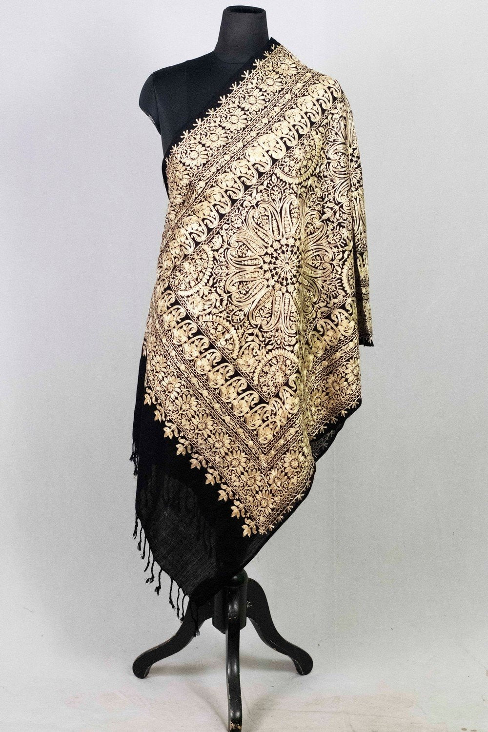 Black Colour Stole With Graceful Dense Jaal Pattern