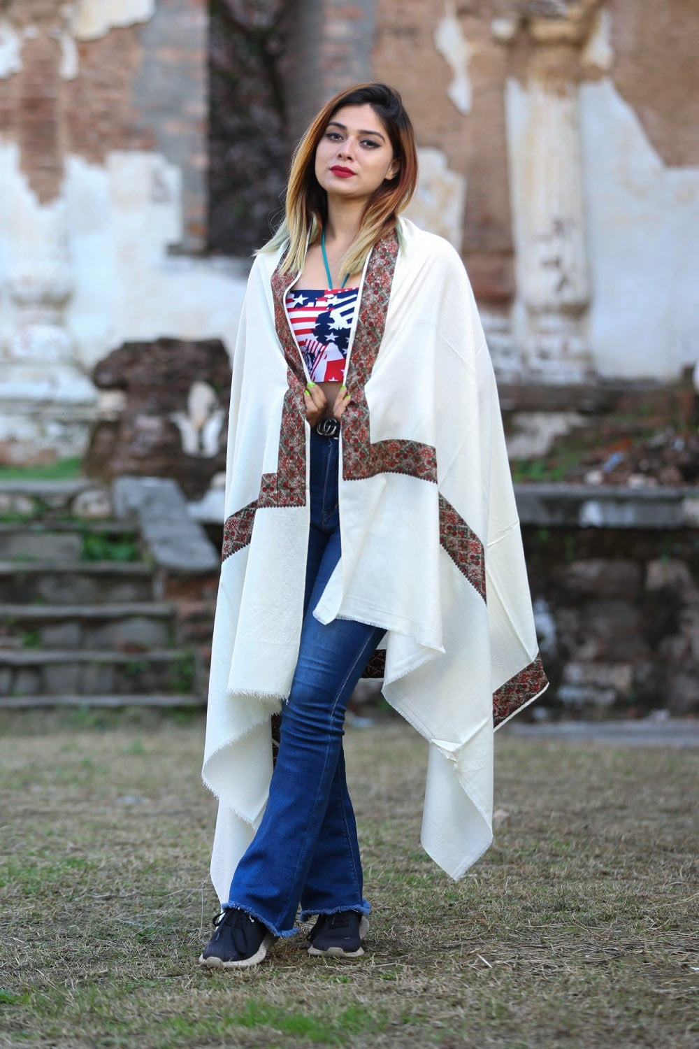 Charismatic Ivory White Colour Kashmiri Sozni Shawl