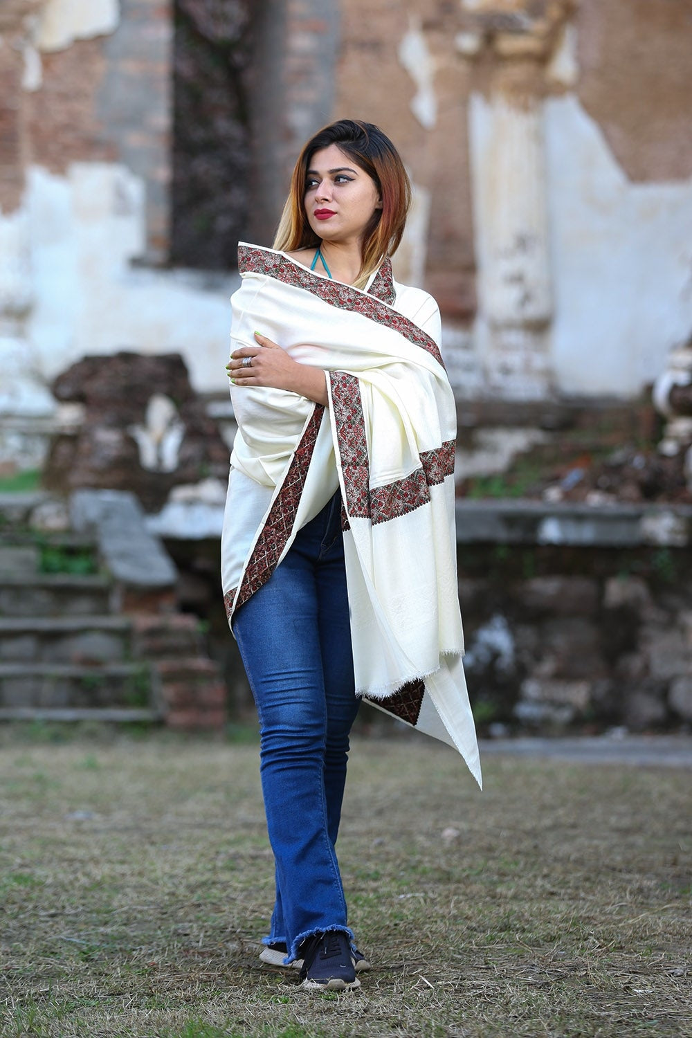 Charismatic Ivory White Colour Kashmiri Sozni Shawl