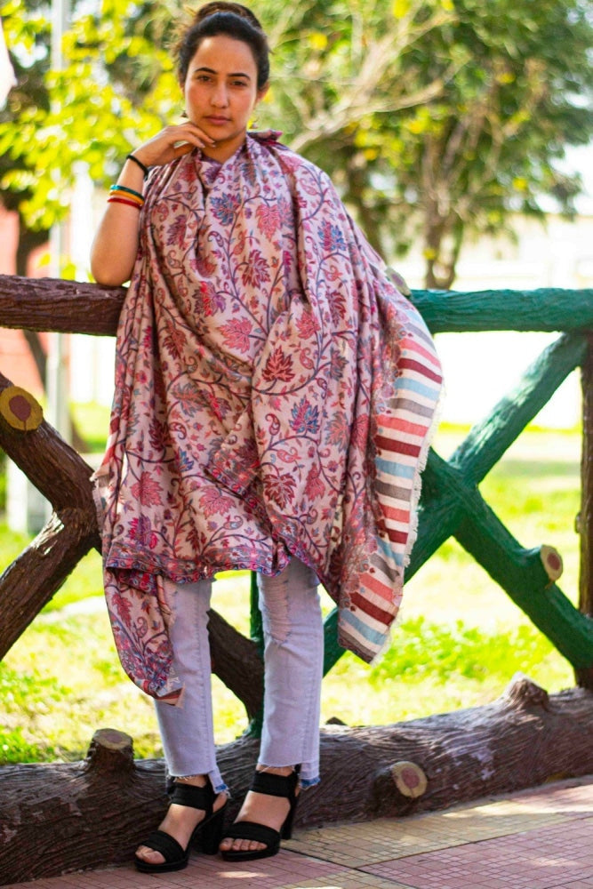 Creamy White Colour This Dense Kani chinar Jaal Adds Grace