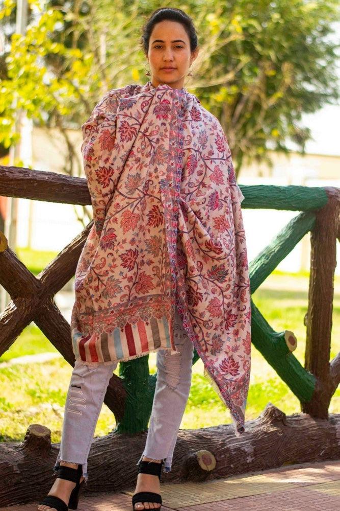 Creamy White Colour This Dense Kani chinar Jaal Adds Grace