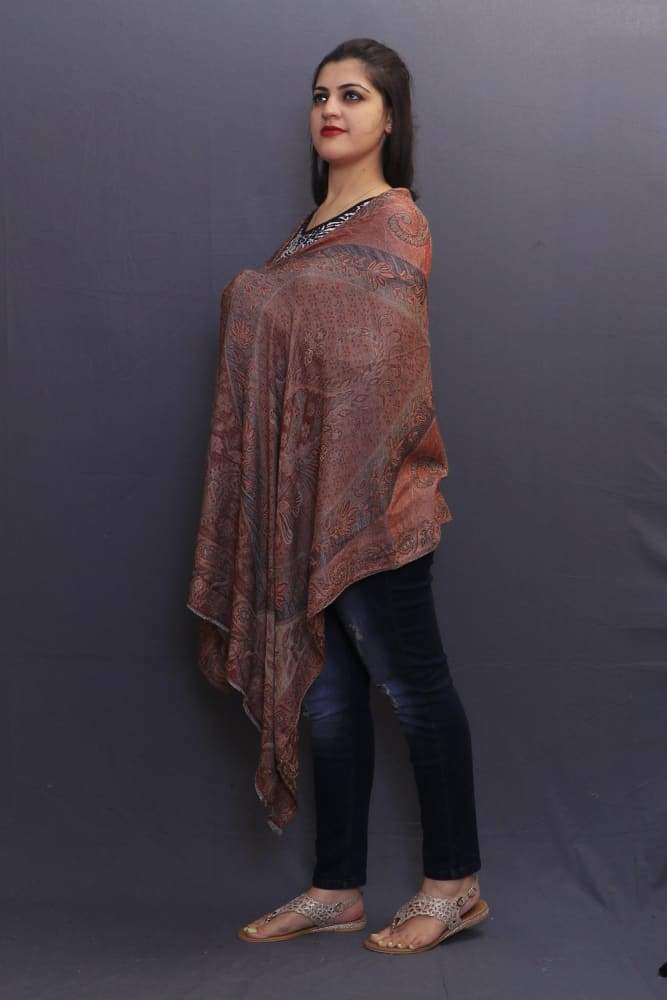 This Delicate Wrap Along With Amazing Pattern Looks Elegant