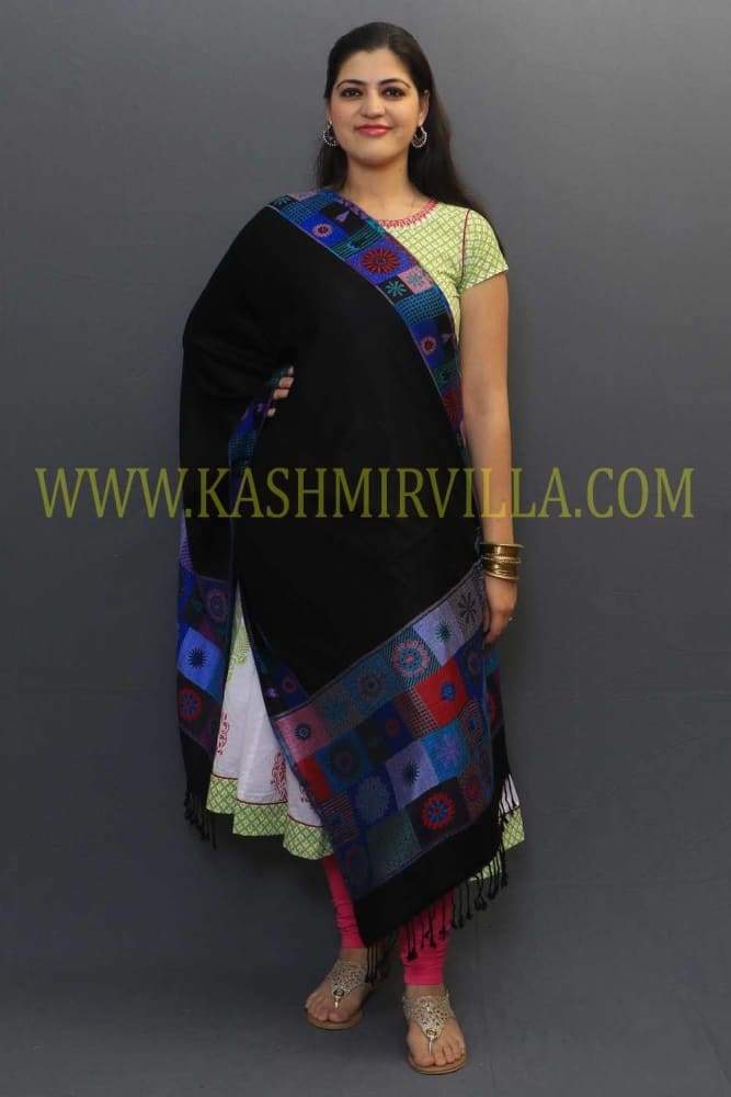 Delicate Wrap Along With Black Base And Highly Defined