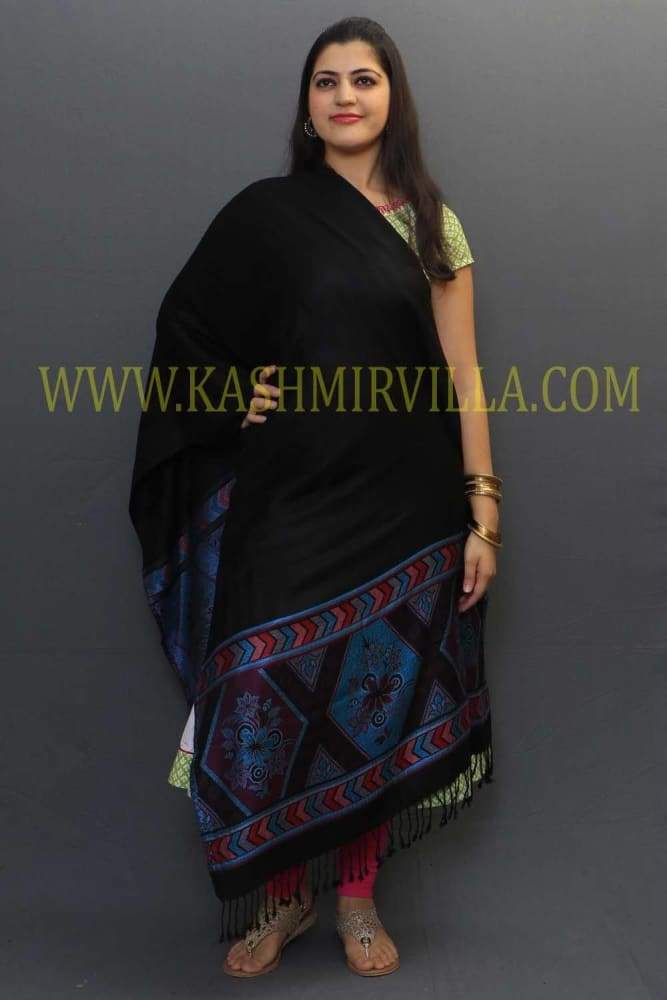 Delicate Wrap Along With Black Base And Highly Defined