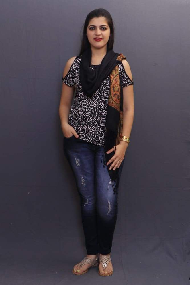 Delicate Wrap Along With Black Base And Highly Defined