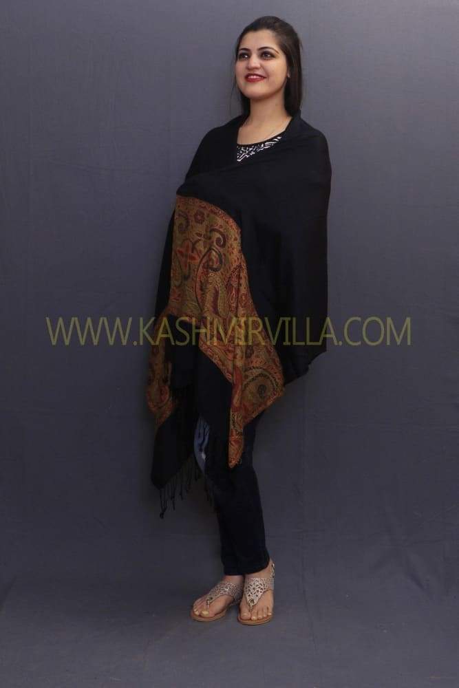 Delicate Wrap Along With Black Base And Highly Defined