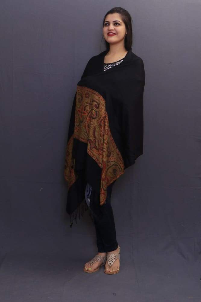 Delicate Wrap Along With Black Base And Highly Defined