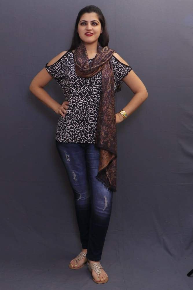 Delicate Wrap Along With Black Colour Base And Amazing