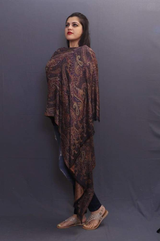 Delicate Wrap Along With Black Colour Base And Amazing