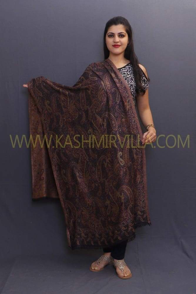 Delicate Wrap Along With Black Colour Base And Amazing