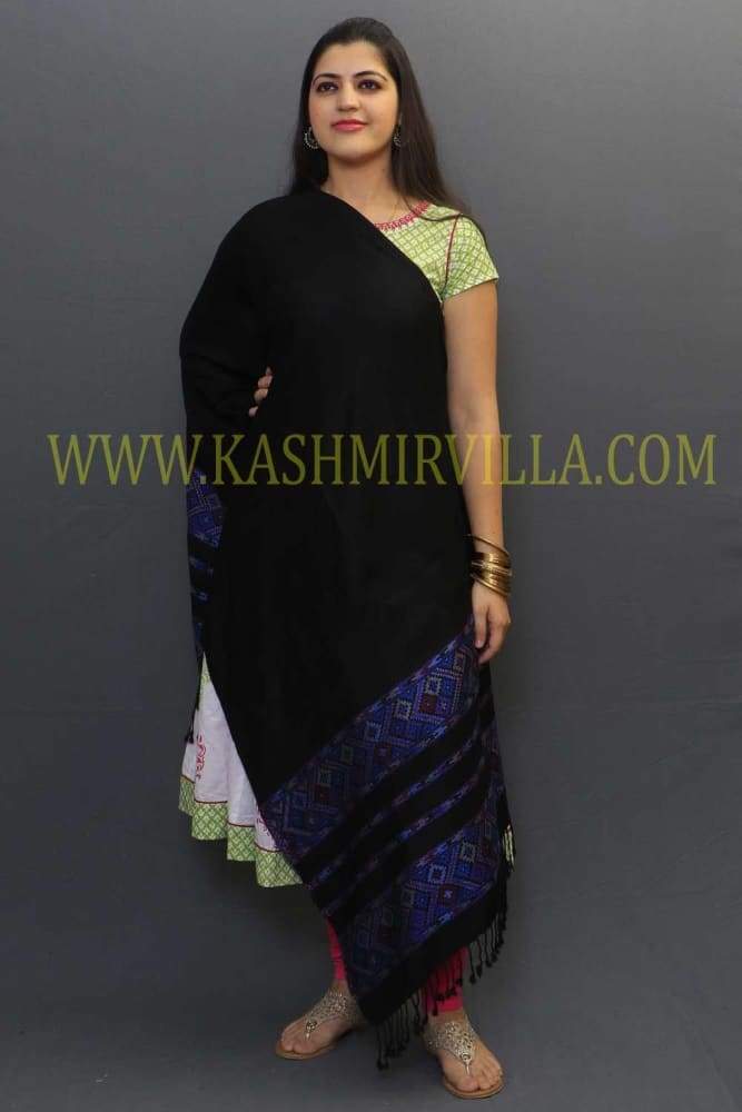 Delicate Wrap Along With Black Textured Base And Highly