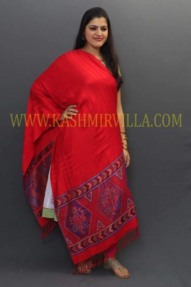 Delicate Wrap Along With Hot Red Textured Base And Highly