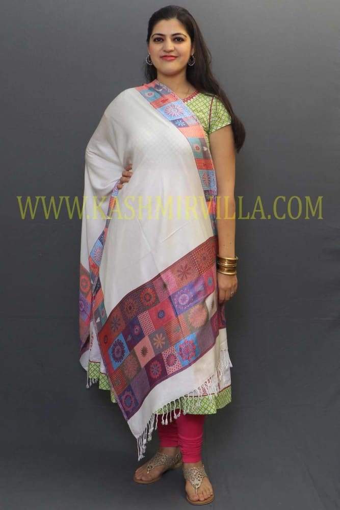 Delicate Wrap Along With White Base And Highly Defined