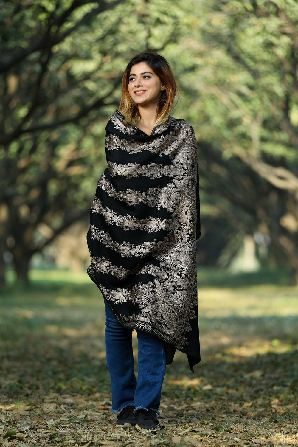 ELEGANT BLACK COLOUR SHAWL DEFINES FEMINISM AND ENHANCES