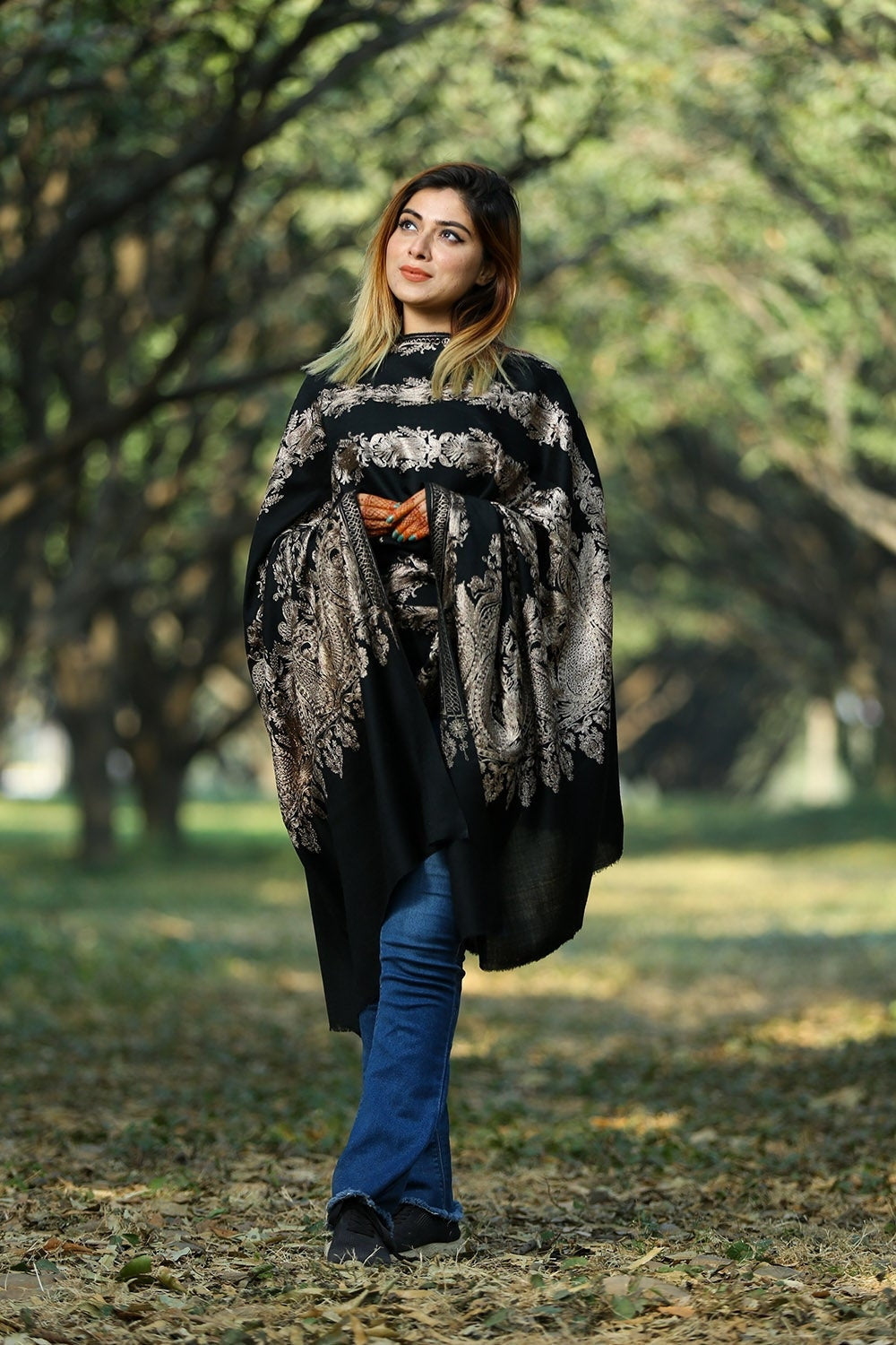 ELEGANT BLACK COLOUR SHAWL DEFINES FEMINISM AND ENHANCES