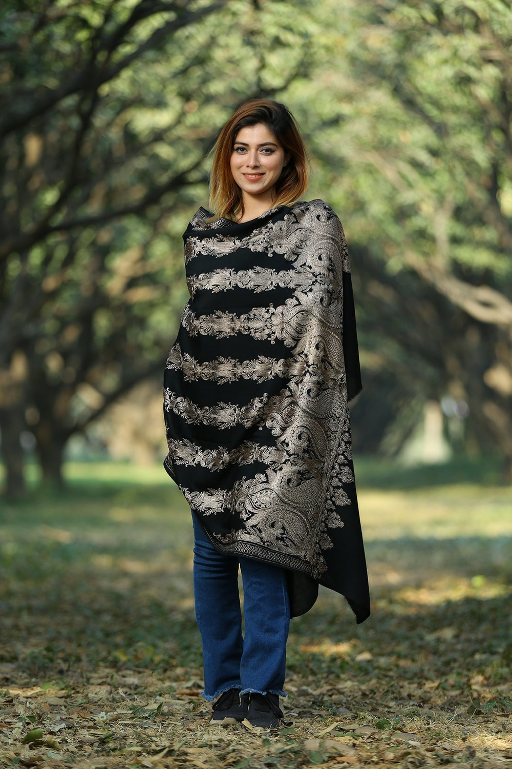 ELEGANT BLACK COLOUR SHAWL DEFINES FEMINISM AND ENHANCES