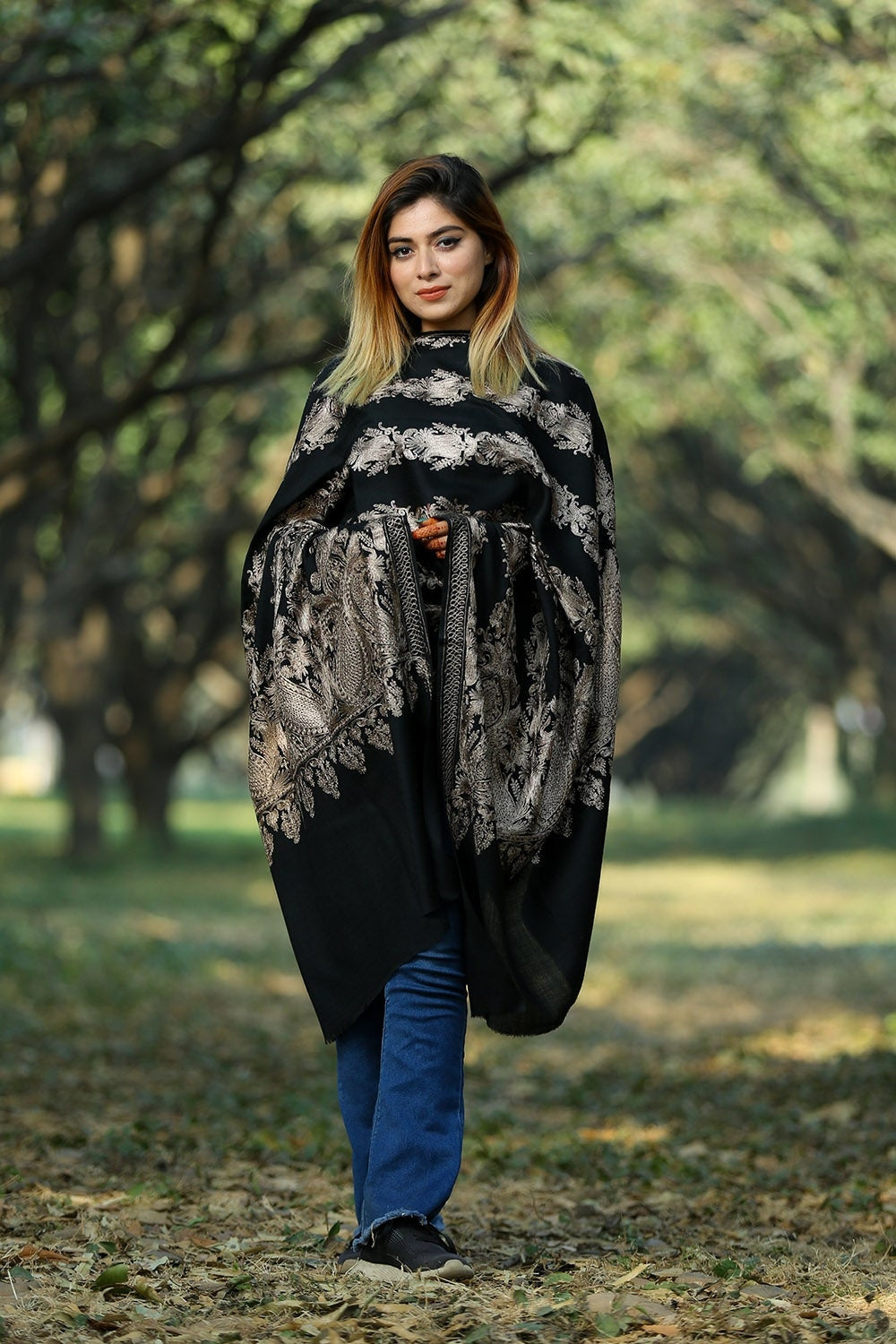ELEGANT BLACK COLOUR SHAWL DEFINES FEMINISM AND ENHANCES