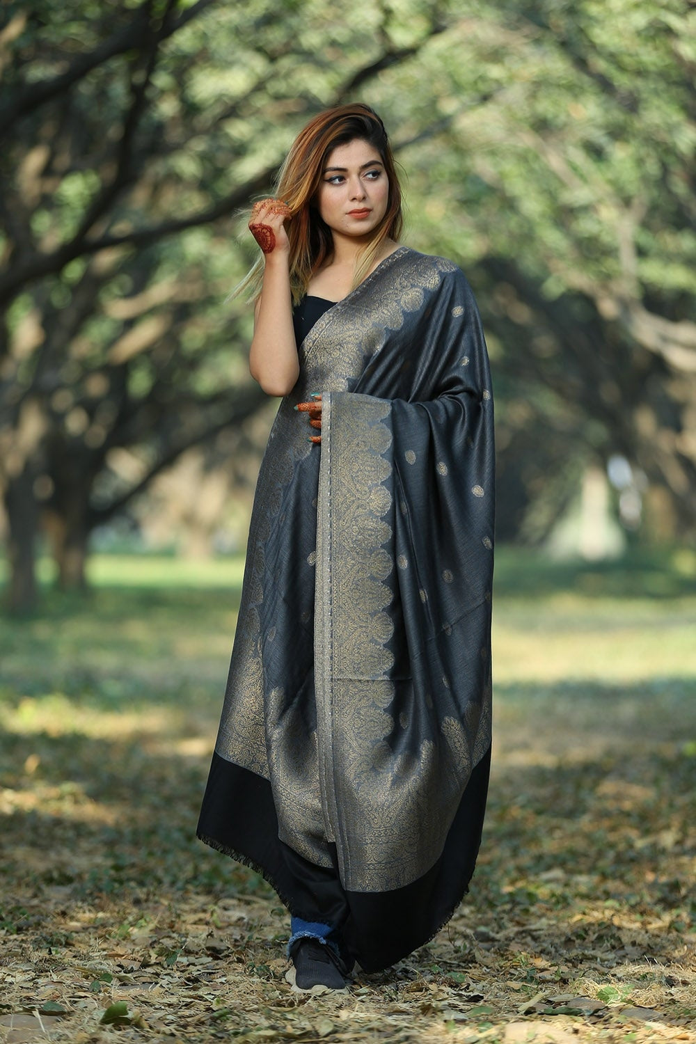 ELEGANT BLACK COLOUR ZARI SHAWL ENHANCES SOPHISTICATION
