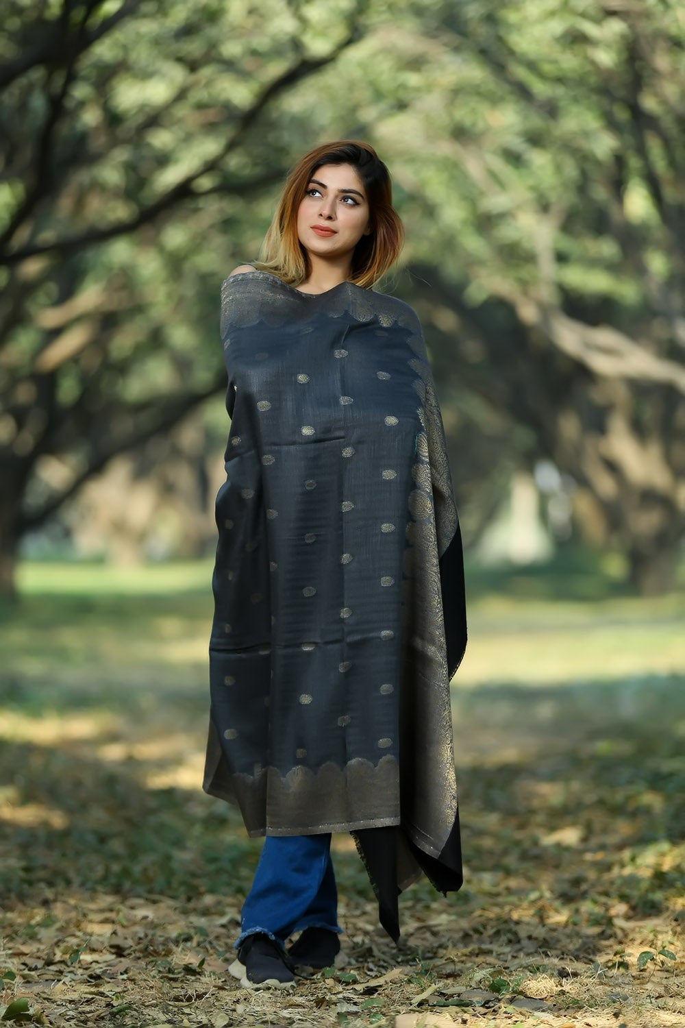 ELEGANT BLACK COLOUR ZARI SHAWL ENHANCES SOPHISTICATION