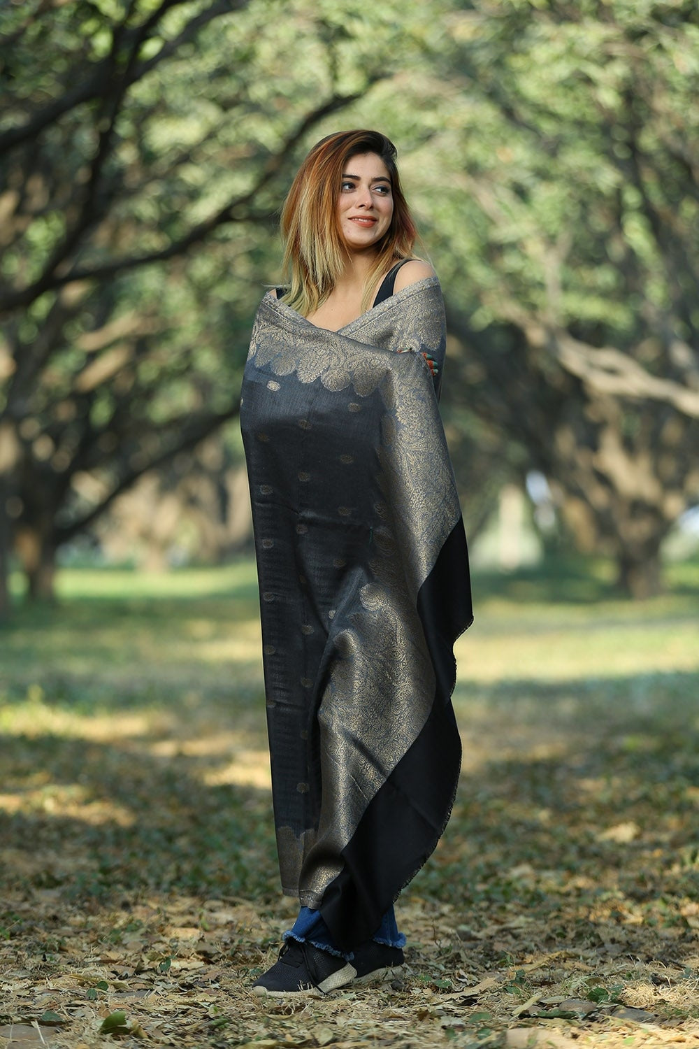 ELEGANT BLACK COLOUR ZARI SHAWL ENHANCES SOPHISTICATION