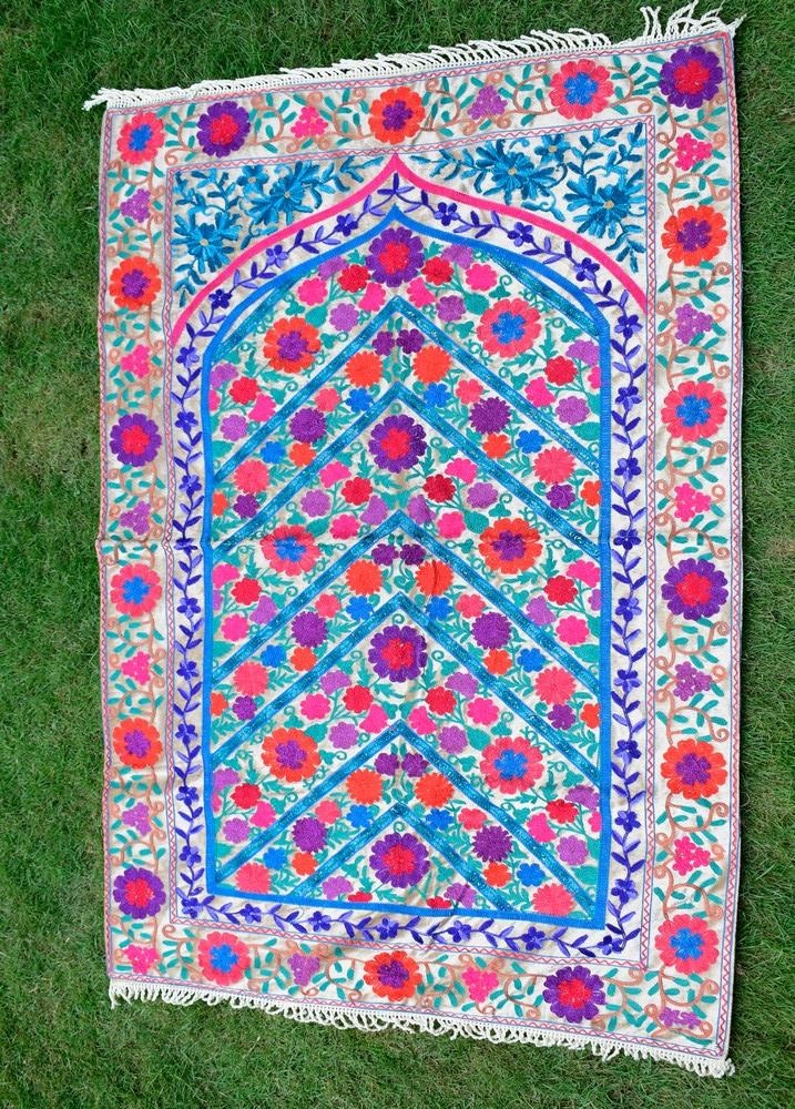 Fluorescent Creamy White Colour With Multi Thread Kashmiri