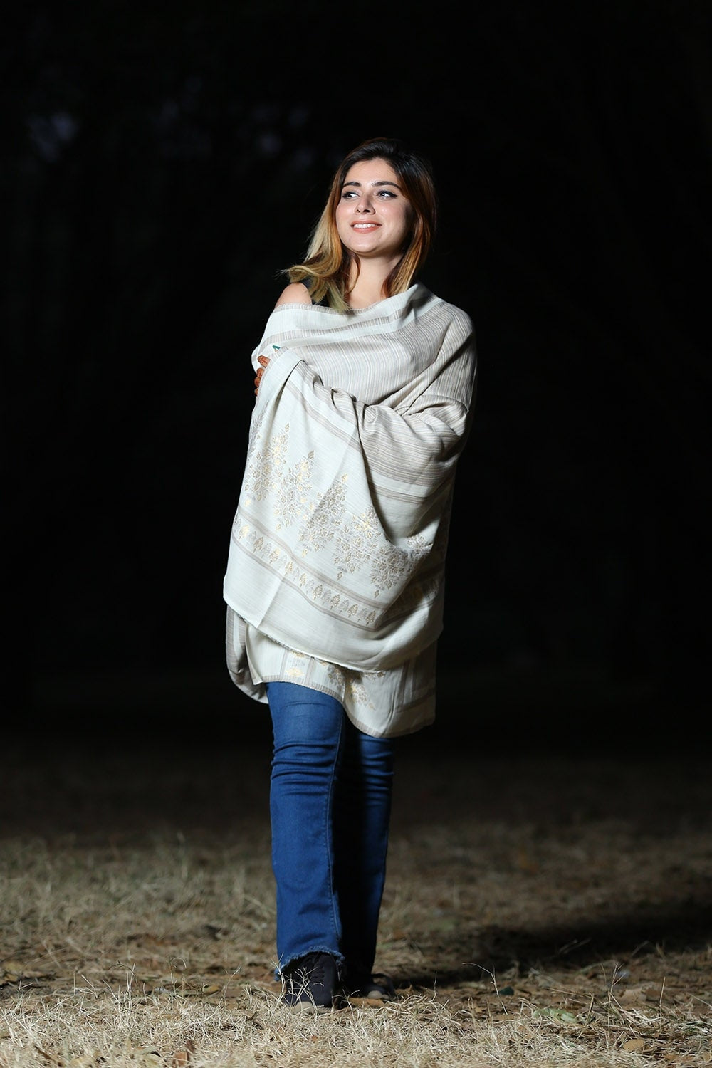 LAVISHING PEARL WHITE COLOUR ZARI KASHMIRI SHAWL DEFINES