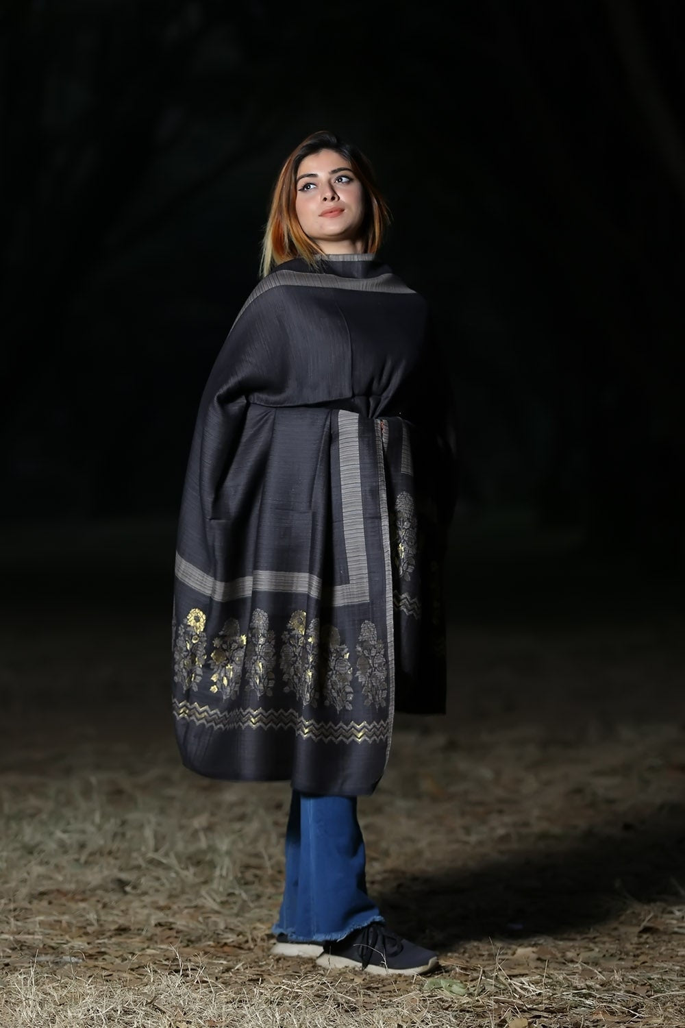 MESMERAIZING BLACK COLOUR ZARI KASHMIRI SHAWL DEFINES ROYAL