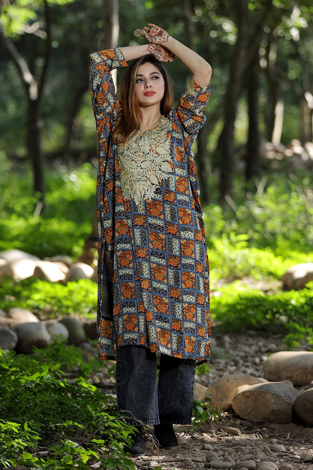 MESMERISING Multi Shade Printed Georgette Kashmiri Tilla