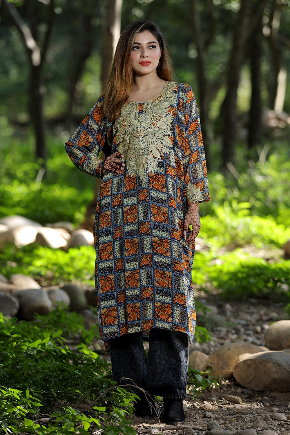 MESMERISING Multi Shade Printed Georgette Kashmiri Tilla