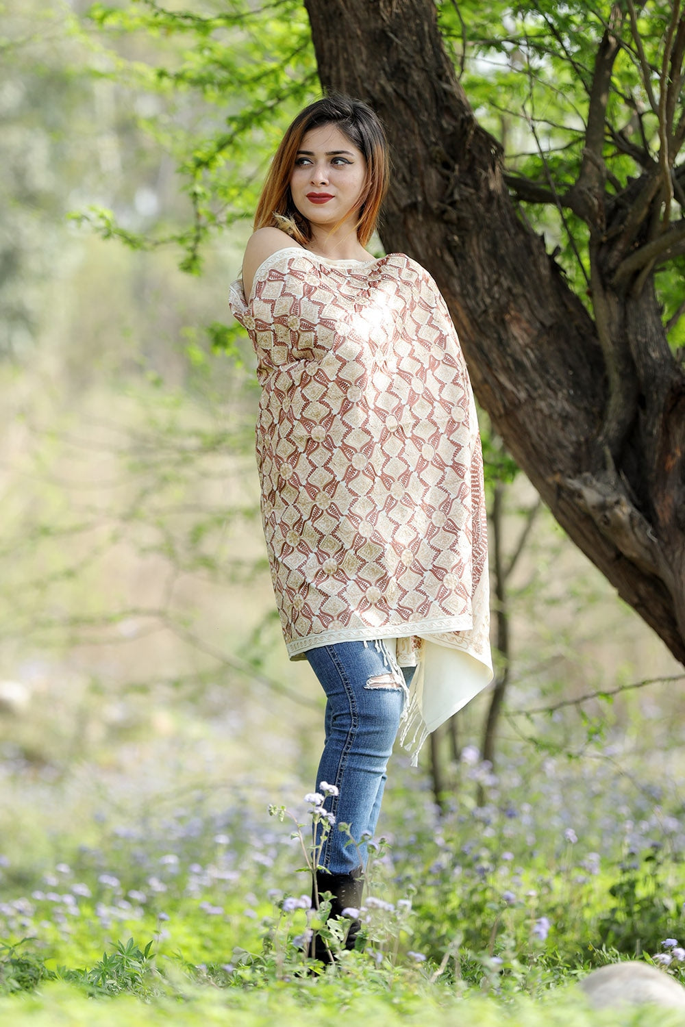 MESMERIZING IVORY WHITE Colour Stole With Graceful Border