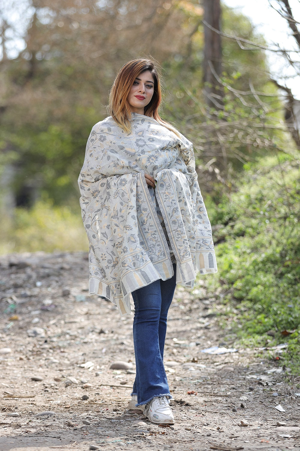 PEARL WHITE COLOUR SHAWL DEFINES ROYAL AND LUXURIOUS