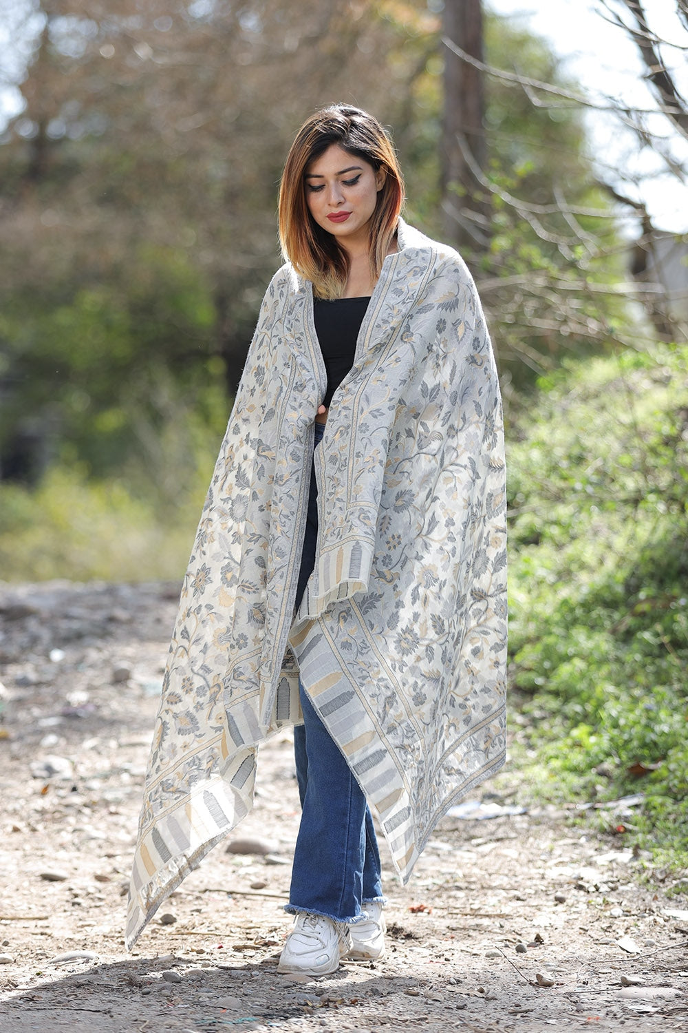 PEARL WHITE COLOUR SHAWL DEFINES ROYAL AND LUXURIOUS