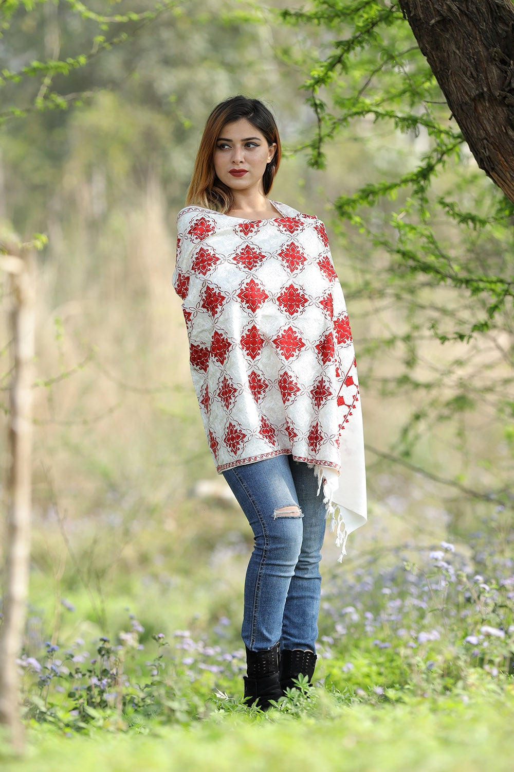 POWERFUL CONTRAST OF WHITE Colour Stole With Graceful