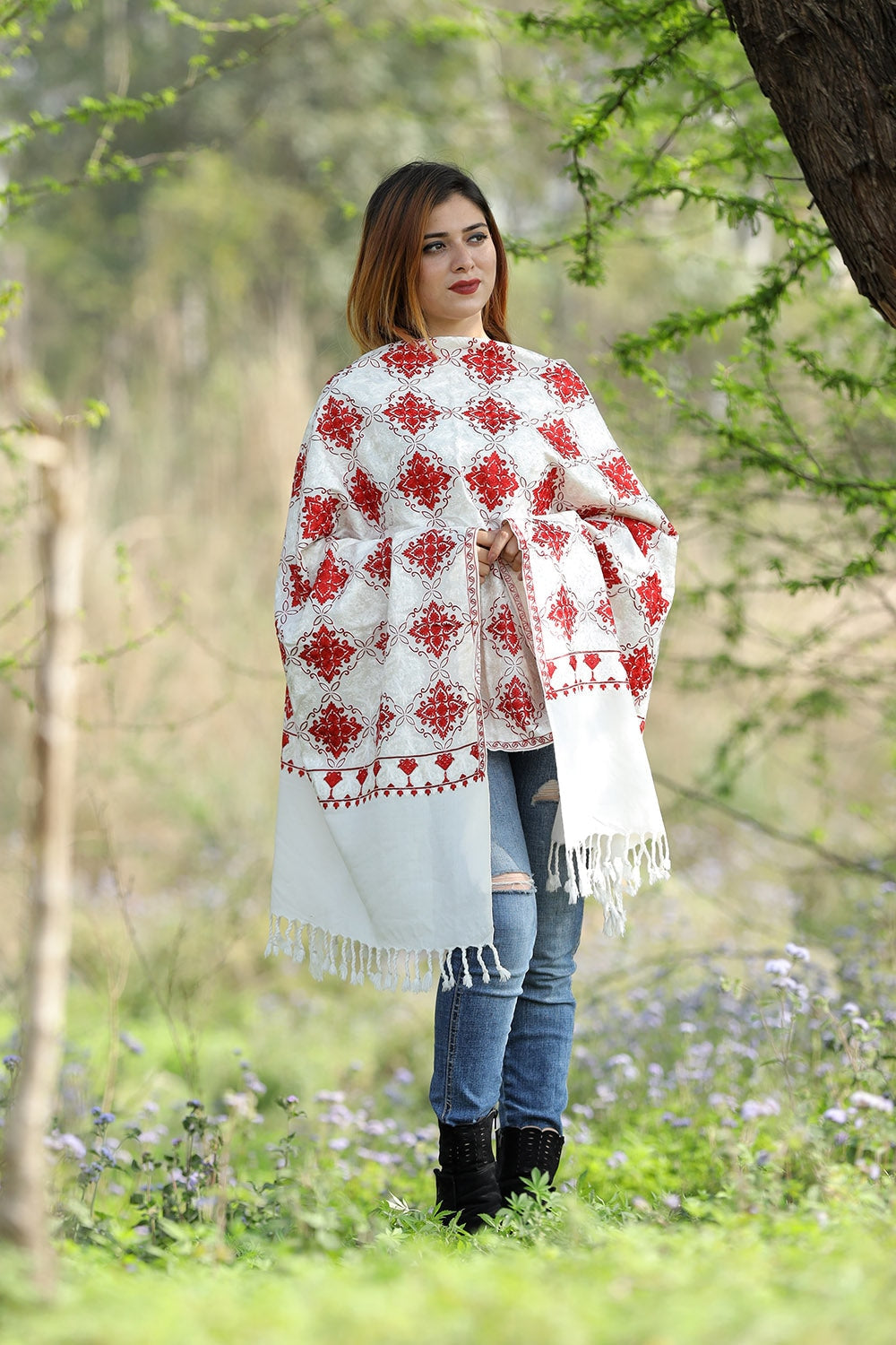 POWERFUL CONTRAST OF WHITE Colour Stole With Graceful