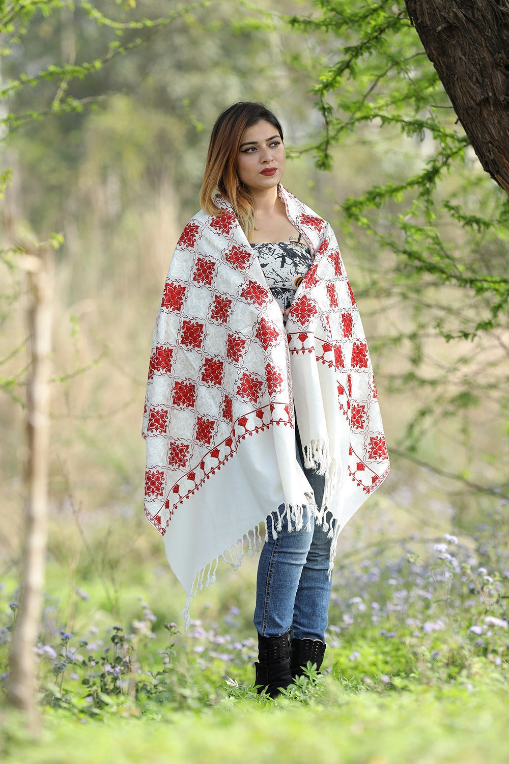 POWERFUL CONTRAST OF WHITE Colour Stole With Graceful