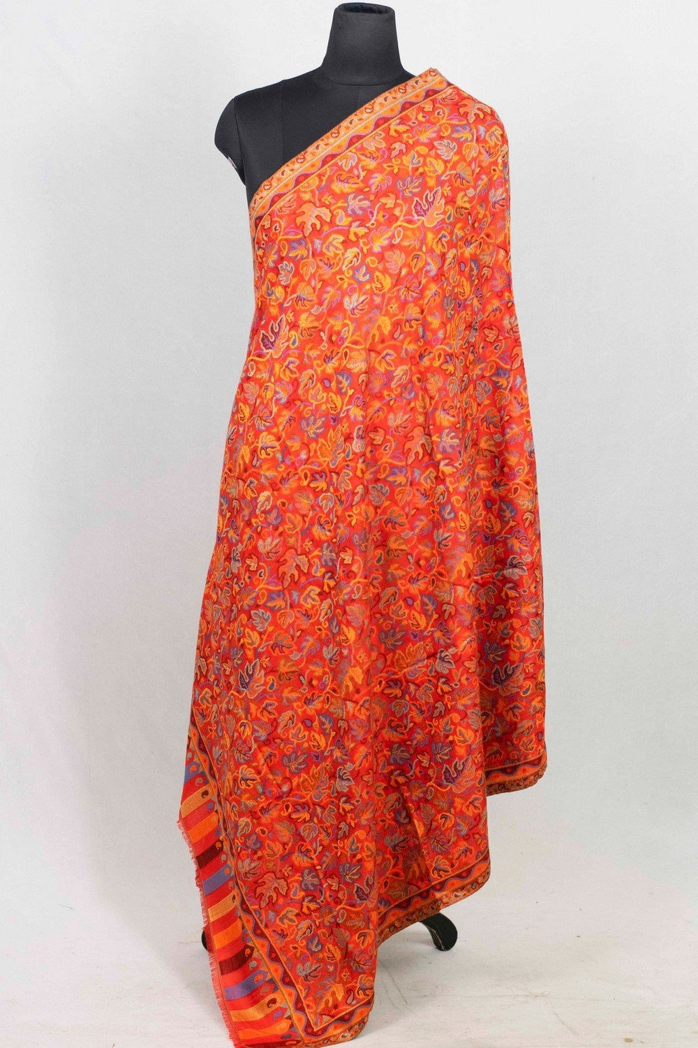 Red Colour This Dense Kani Chinar Jaal Adds Grace