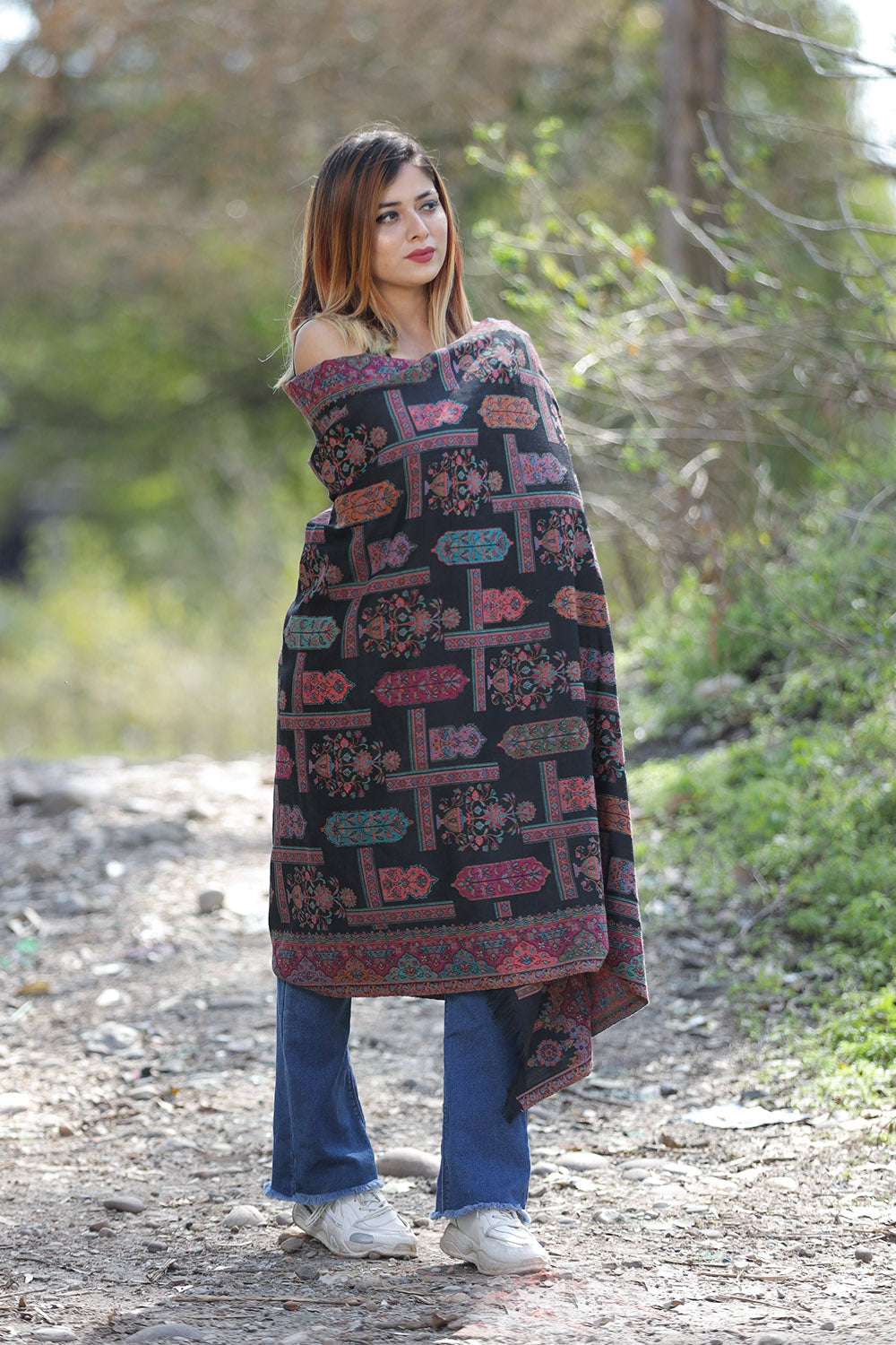 SOPHISTICATE BLACK Colour Shawl With Flower Pattern Style