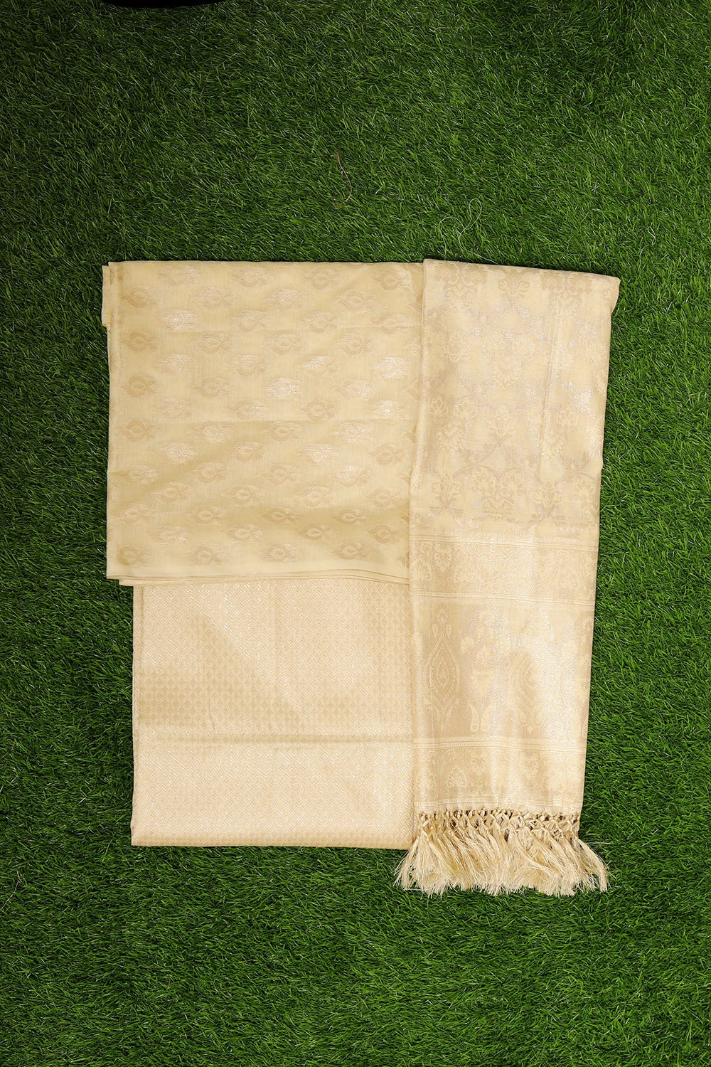 SUBTLE PASTEL GOLDEN COLOUR STOLE SUIT GIVES GLAMOURS LOOK