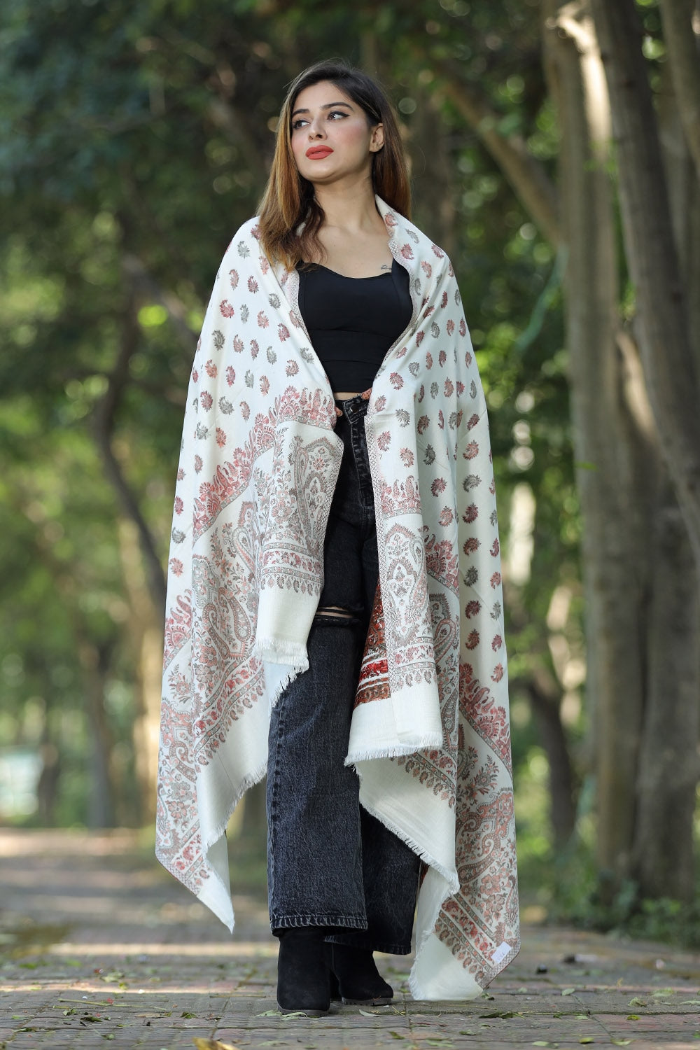 WHITE COLOUR KANI SHAWL WORK DEFINES ROYAL AND LUXURIOUS